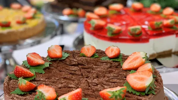 Ulike kaker som er toppet med jordbær