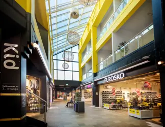 Totalbilde av gang mellom to butikker inne på AMFI Verdal.