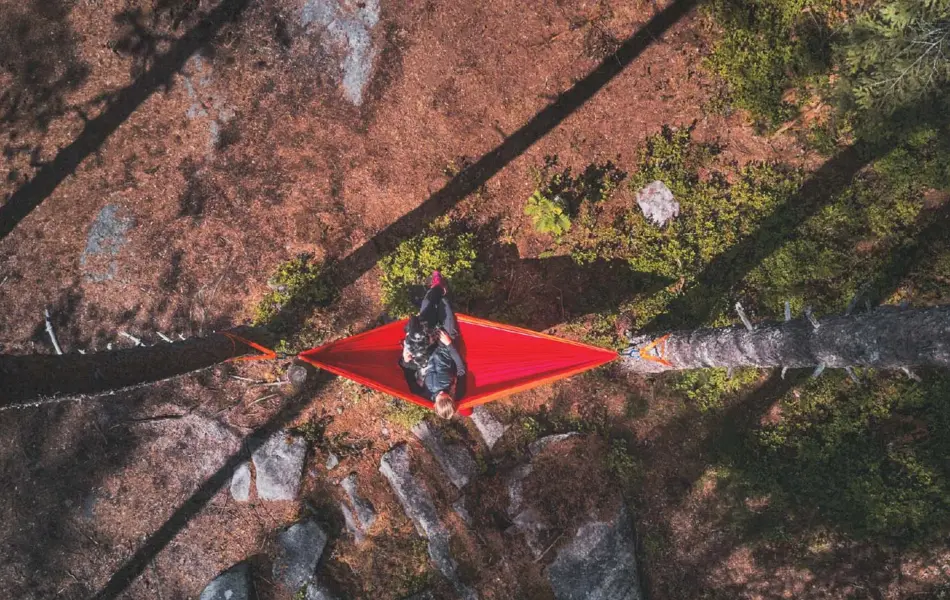 En som sitter i en hengekøye