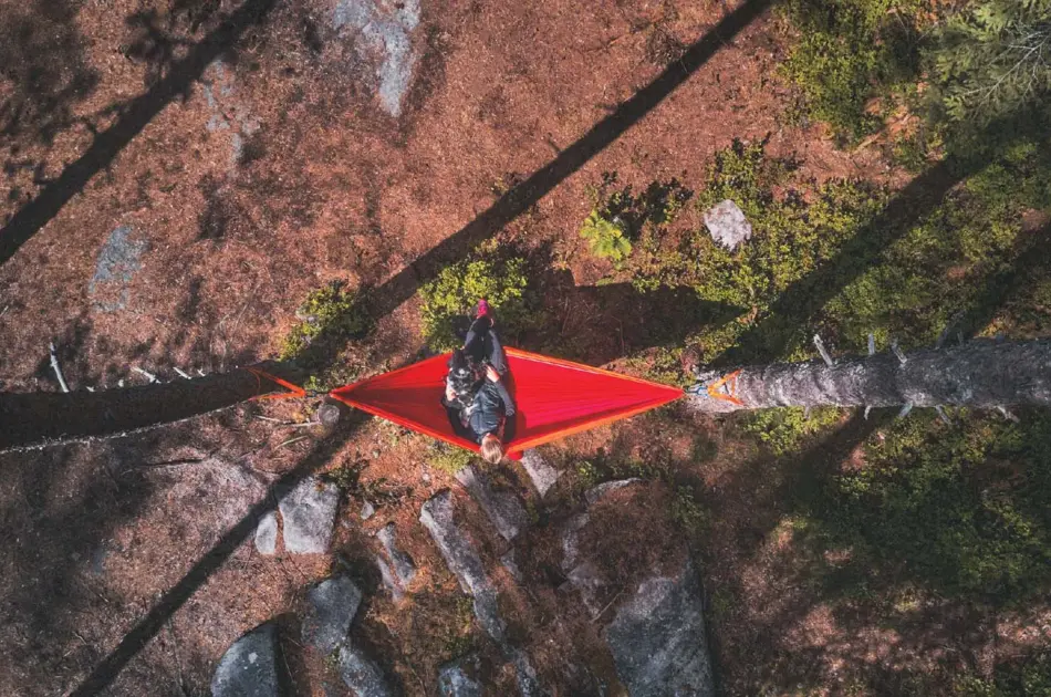 En som sitter i en hengekøye