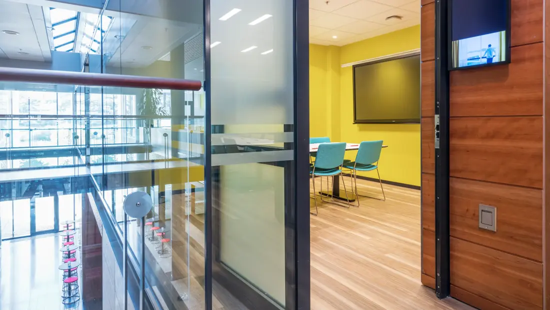 Møterom Bodø med gule vegger og turkise stoler på Thon Hotel Arena i Lillestrøm