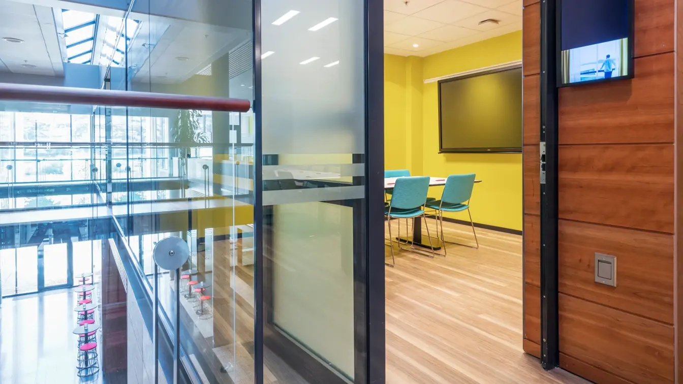 Møterom Bodø med gule vegger og turkise stoler på Thon Hotel Arena i Lillestrøm