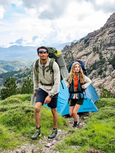 To som går tur med sekk på ryggen