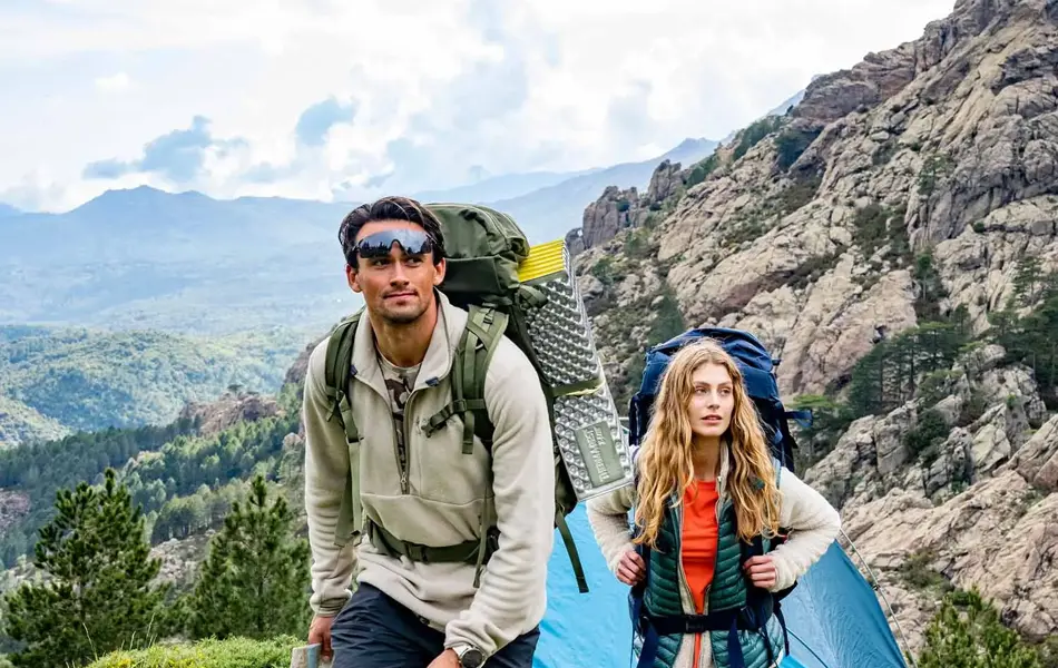 To som går tur med sekk på ryggen