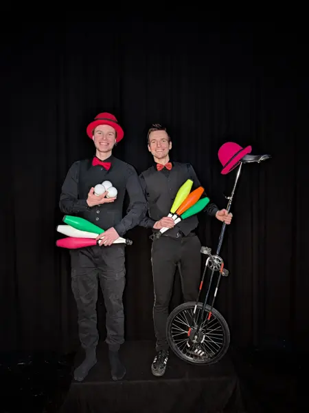 Duo_Kristian_Andreas_Kjegler_Baller_Hatt_Giraff (3)