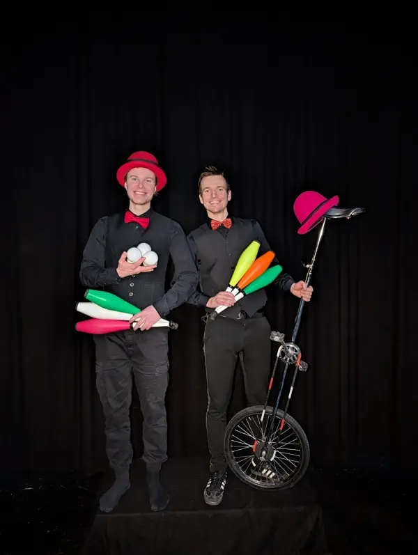 Duo_Kristian_Andreas_Kjegler_Baller_Hatt_Giraff (3)