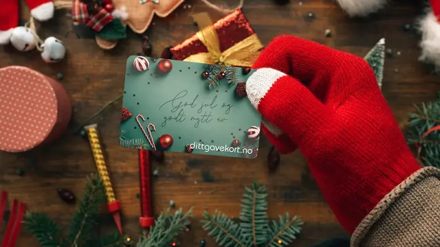 mann som holder personlig dittgavekort