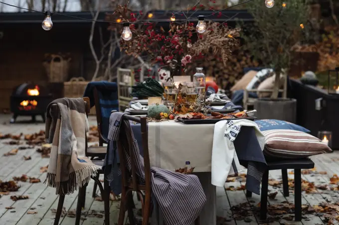 Hagestoler og dekket bord.