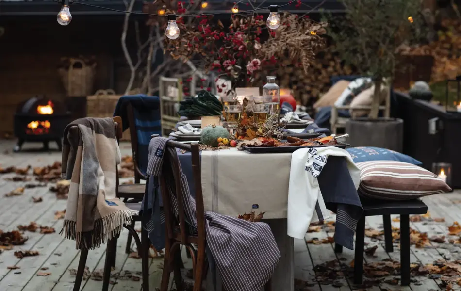 Hagestoler og dekket bord.