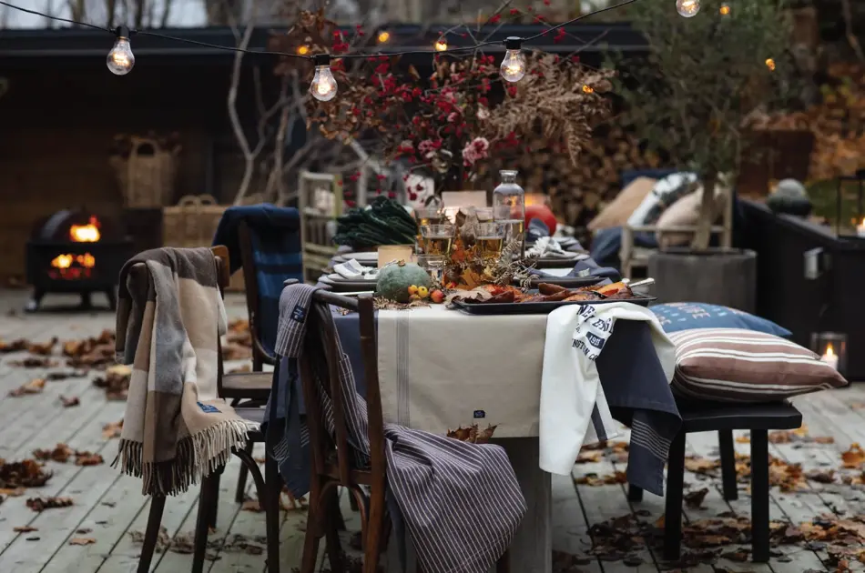 Hagestoler og dekket bord.