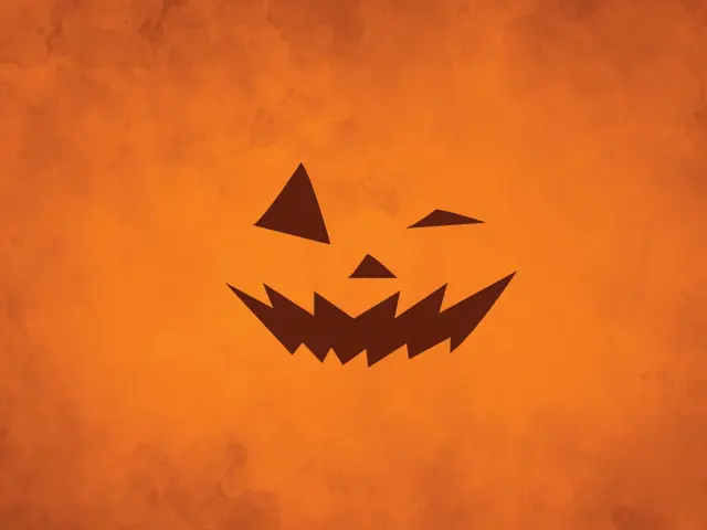 Oransje bakgrunn med "gresskar-ansikt"