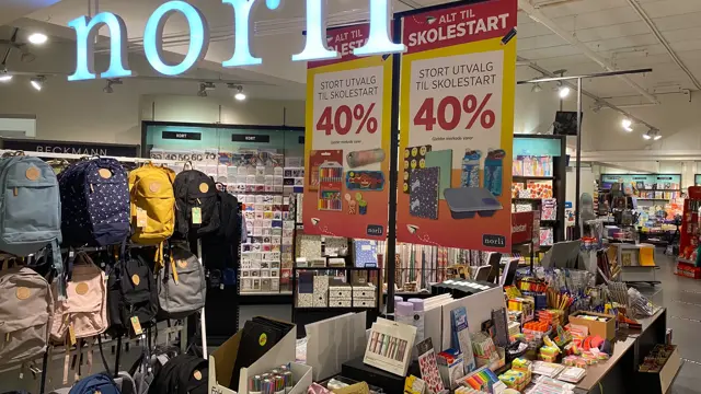 innendørs butikk med bøker og skilt