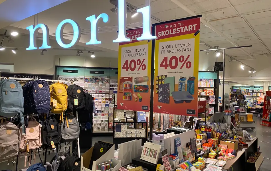 innendørs butikk med bøker og skilt