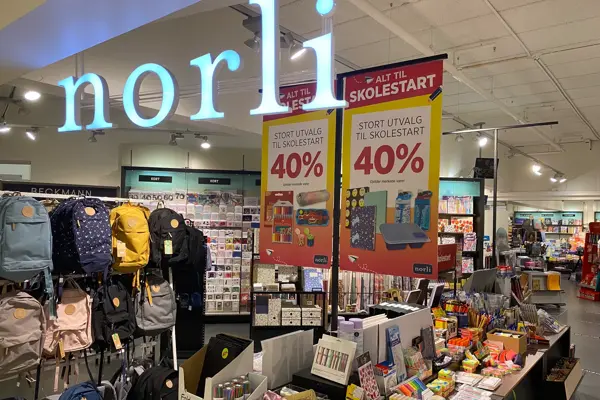 innendørs butikk med bøker og skilt