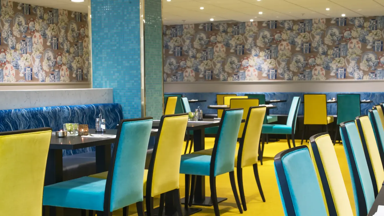 Frokostsal med gule og turkise stoler på Thon Hotel Terminus i Oslo sentrum nær jernbanetorget