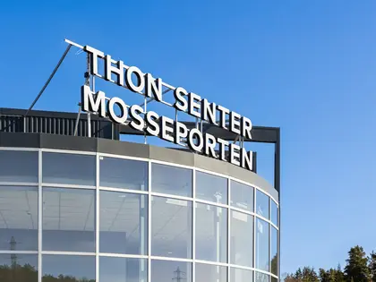 Thon Senter Mosseporten fasade, logo på toppen av senteret.