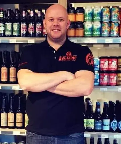 butikkleder står foran ølhyller