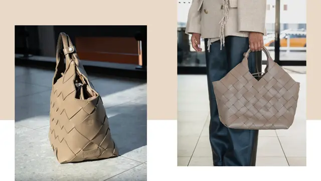 Dame viser frem vesker