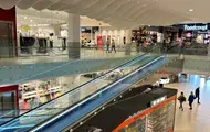Bildet er fra kjøpesenteret Sørlandssenteret i Kristiandsand. Man ser et utvalg av butikkene på senteret.