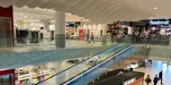 Bildet er fra kjøpesenteret Sørlandssenteret i Kristiandsand. Man ser et utvalg av butikkene på senteret.