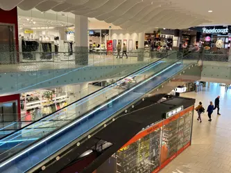 Bildet er fra kjøpesenteret Sørlandssenteret i Kristiandsand. Man ser et utvalg av butikkene på senteret.