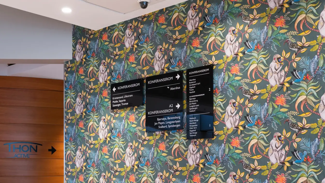 Mingleområde ved kurssal, med fargerike stoler og bord