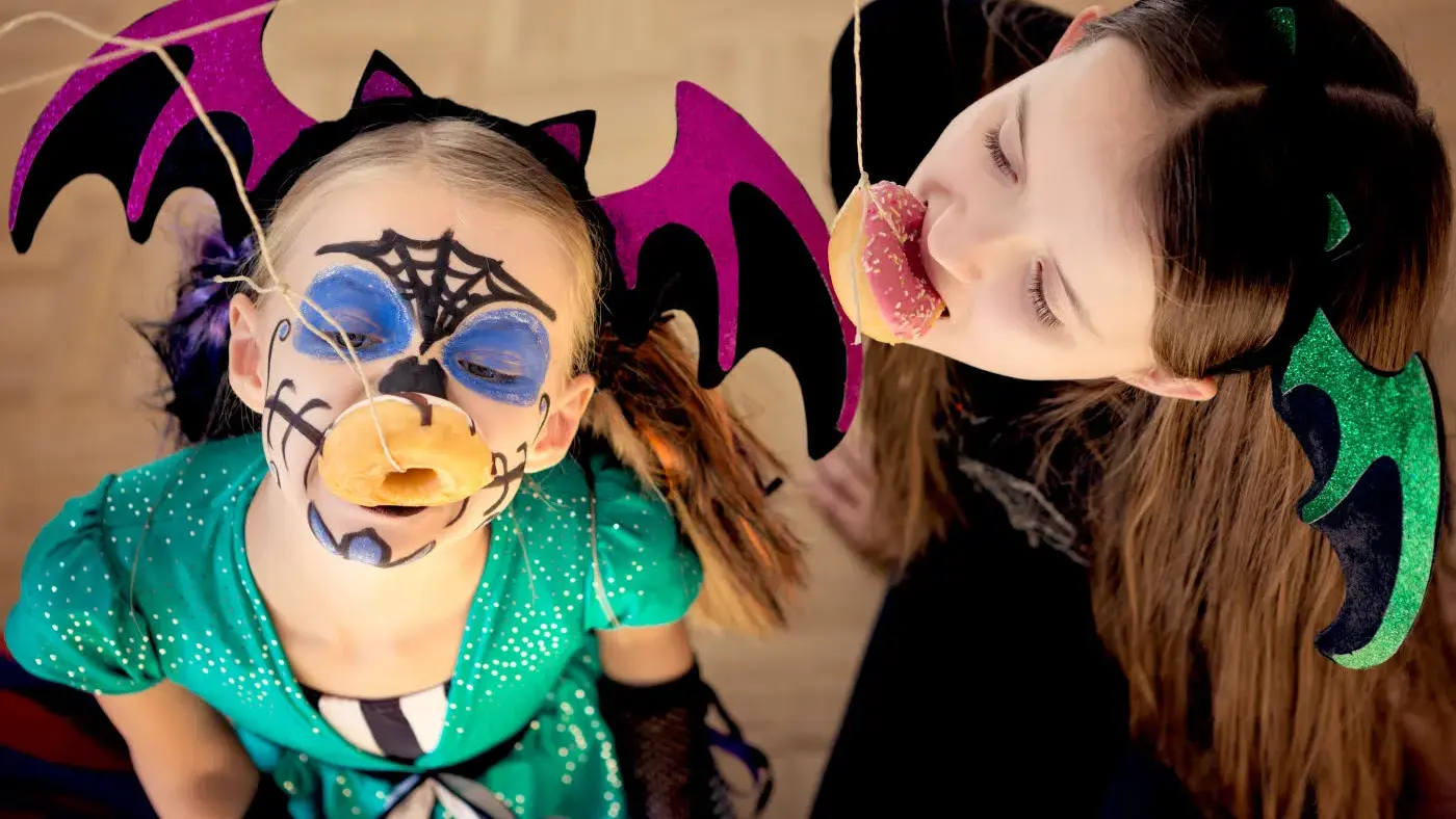 Barn som har kledd seg ut