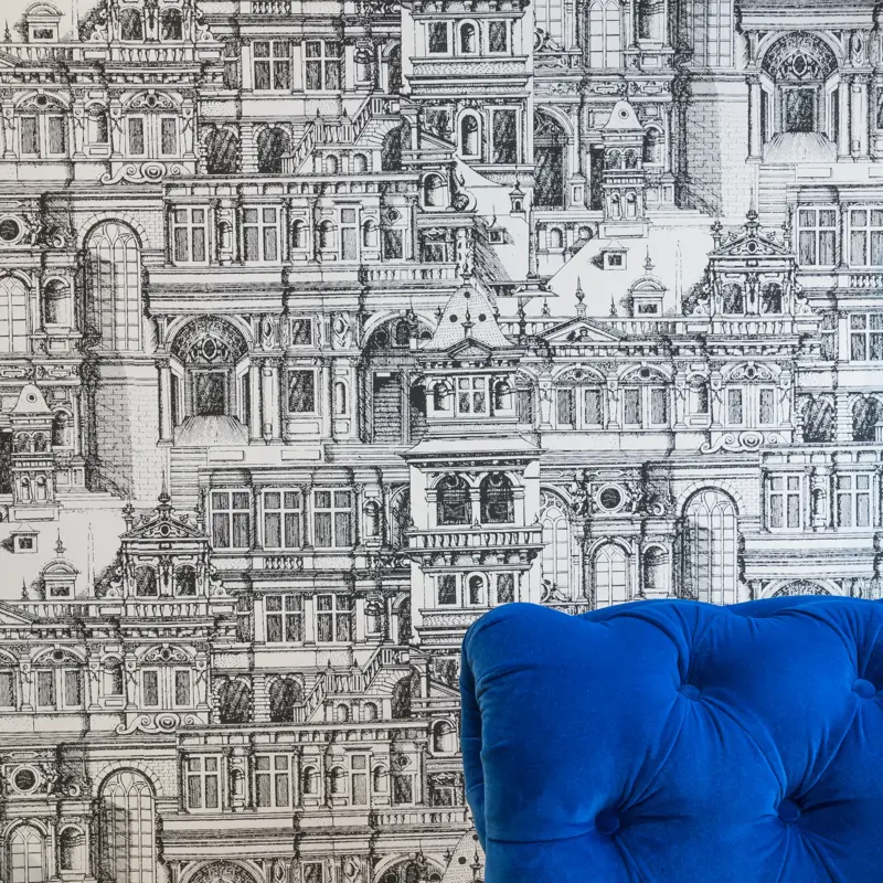 Mønstret tapet av bygninger og en blå stol i Lobby på Thon Hotel Stavanger midt i Stavanger sentrum