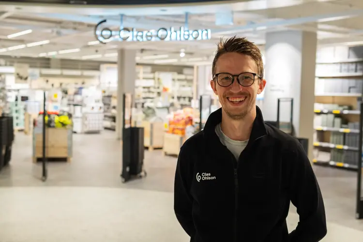 Butikksjef Daniel er svært fornøyd med perioden så langt.