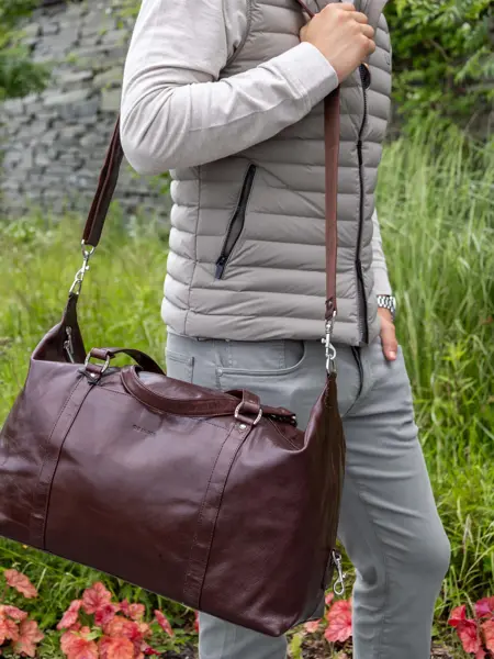 Barn med sekk og veske