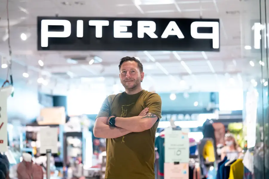 Mann som står utenfor butikken Piteraq