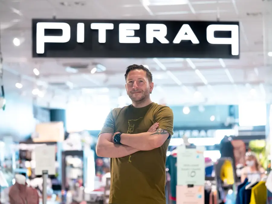 Mann som står utenfor butikken Piteraq