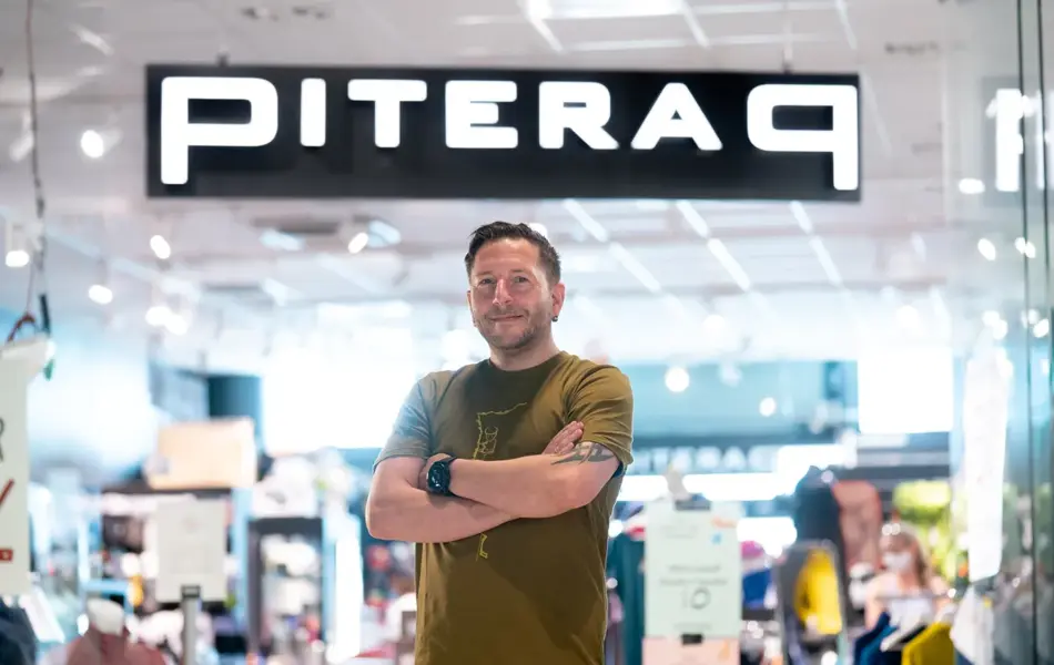 Mann som står utenfor butikken Piteraq