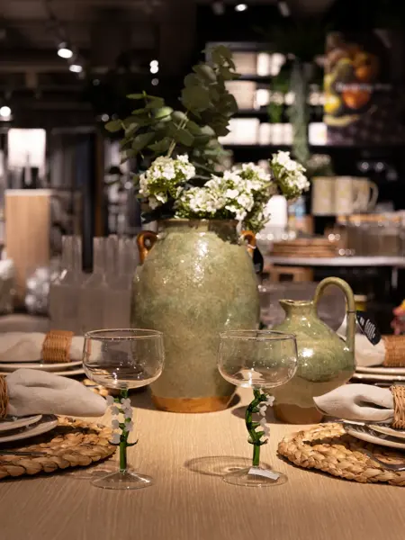 Spisebord med dekket servise