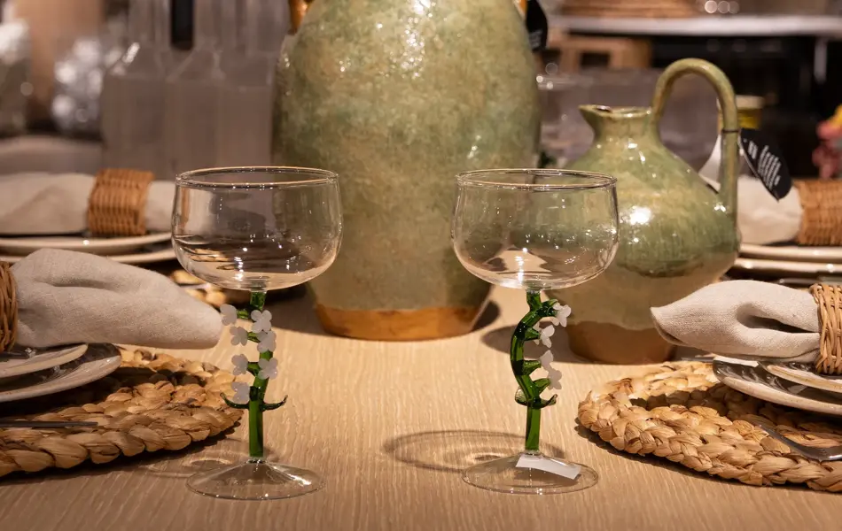 Spisebord med dekket servise