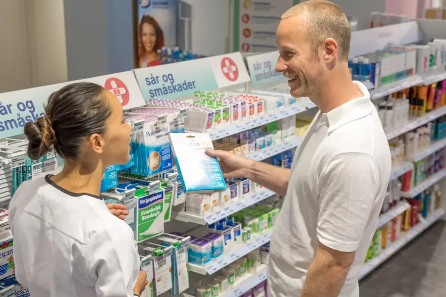 Kunde får hjelp av betjening 