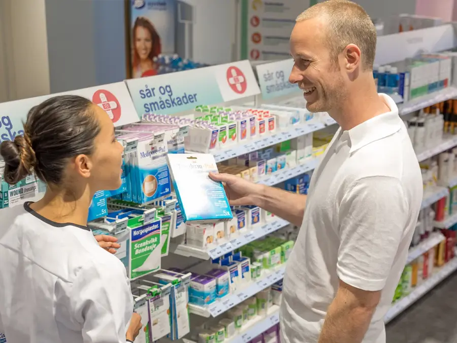 Kunde får hjelp av betjening 