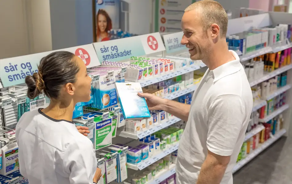 Kunde får hjelp av betjening 