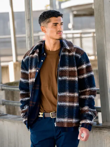 Mann viser høstmote