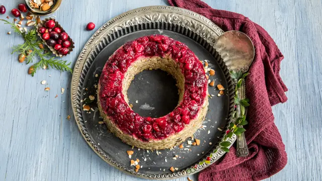 Fat med rund nøttestek med tranebær