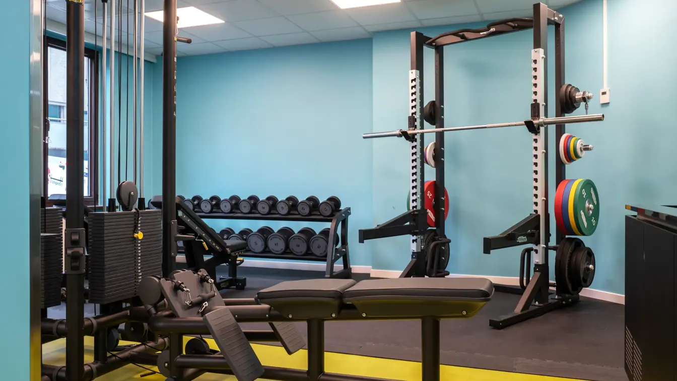 Blå vegger, svart og gult gulv, vindu, diverse apparater. 