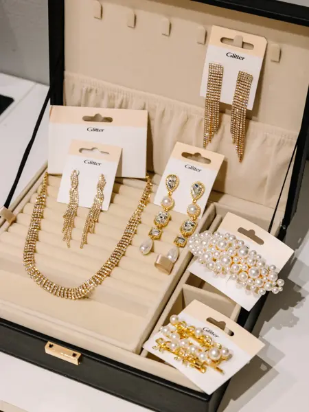 Hårklyper, smykker og hårspenner i smykkeboks