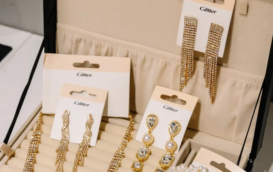 Hårklyper, smykker og hårspenner i smykkeboks