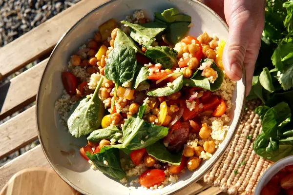 ris og grønnsaker i skål