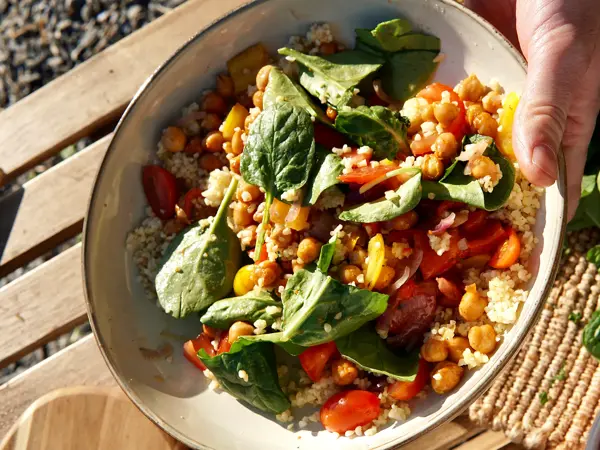 ris og grønnsaker i skål