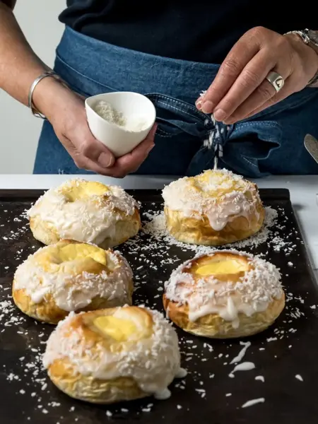 dame som strør kokos over gode skoleboller