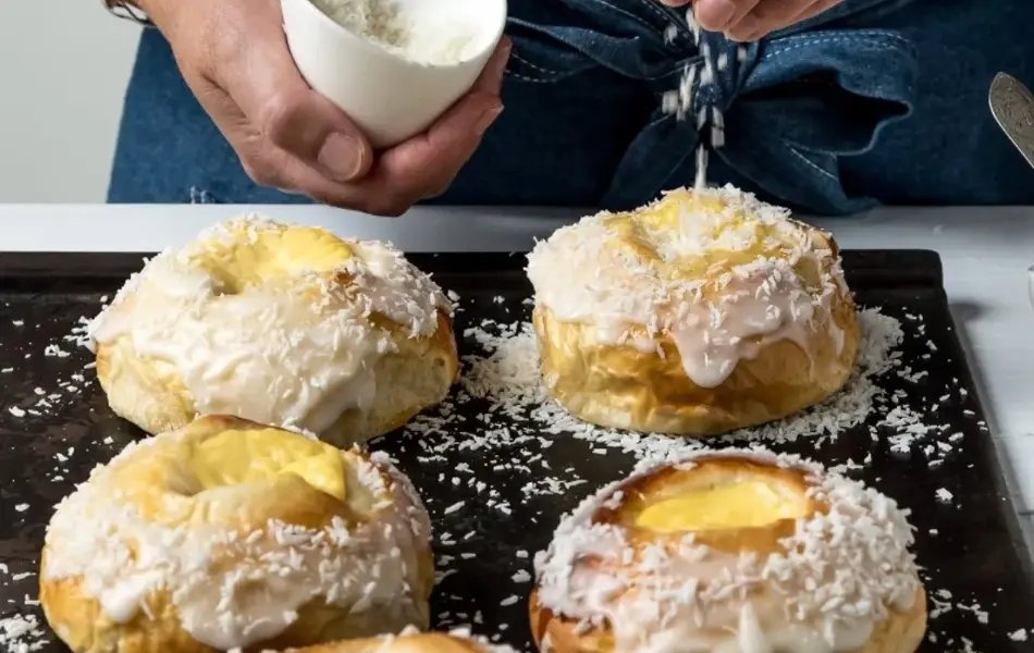 dame som strør kokos over gode skoleboller