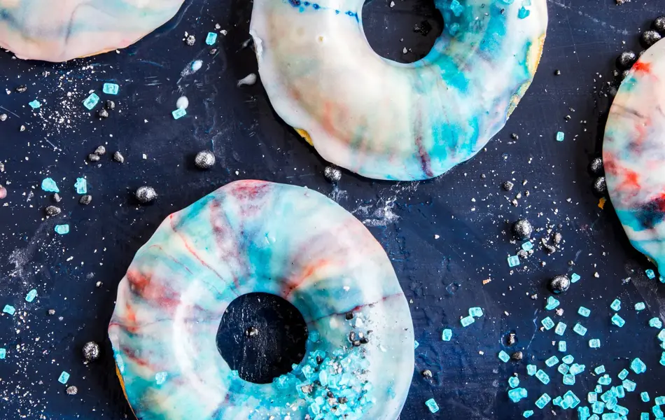 Flere donuts med galaxy-glasur
