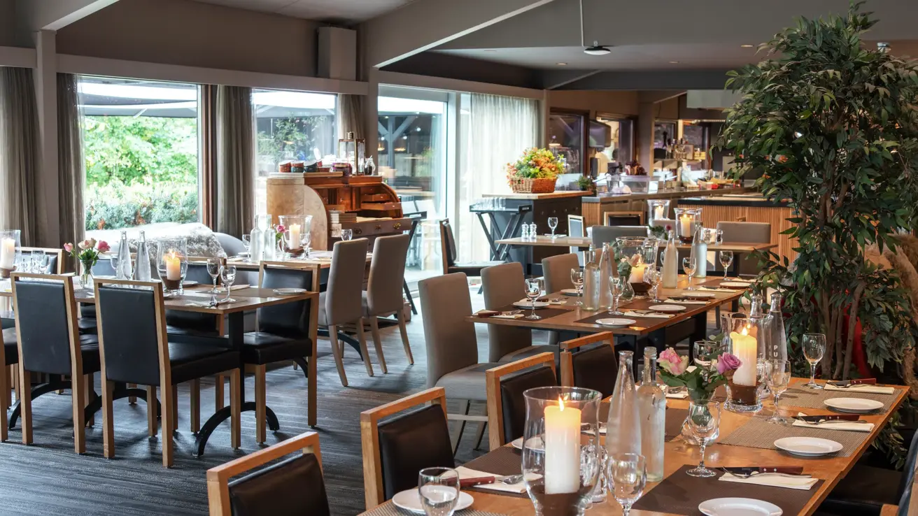 Tre langbord plassert i en restaurant