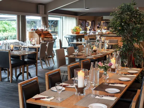 Tre langbord plassert i en restaurant